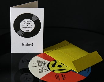 Mini-Single „Enjoy“-Vinylkarte mit Letterpress-Umschlag