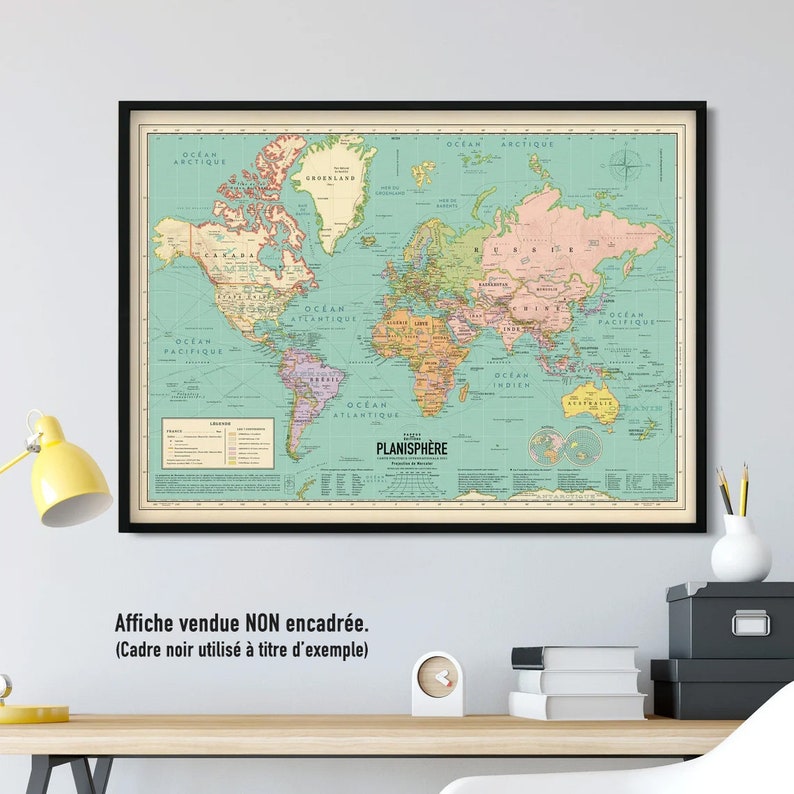 Op de afbeelding: Een vintage-stijl wereldkaartposter met een blauwe achtergrond en kleurrijke continenten. De kaart is getiteld "Planisph&egrave;re" en is ingelijst in zwart. De poster wordt oningelijst verkocht.