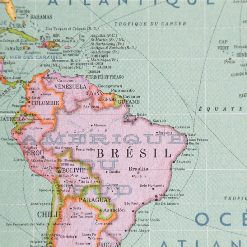 Op de afbeelding: Een vintage kaart van Zuid-Amerika met de nadruk op Brazili&euml;. De kaart is in tinten roze, groen en blauw. De namen van landen en steden zijn in zwarte tekst gelabeld. De kaart toont de geografische kenmerken van het continent, inclusief rivieren, bergen en kustlijnen.