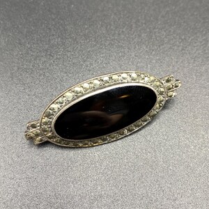 Broche vintage ovalado de 2" en plata de ley con marcasita y ónix marcado 925