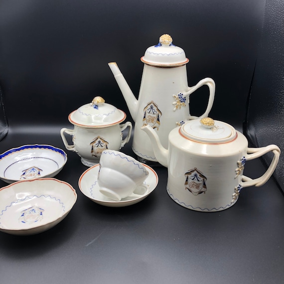 Pair of 18th Century Chinese Export Bowls Pair of 18th Century Chinese Export Bowls