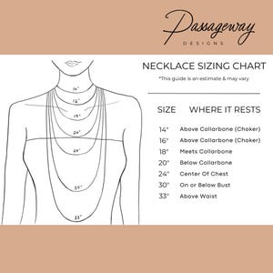 Pu&ograve; includere: Una tabella delle taglie delle collane di Passageway Designs. Il grafico mostra un diagramma di una persona con lunghezze di collana che vanno da 35,5 cm a 83,8 cm, con descrizioni di dove ogni lunghezza poggia sul corpo.