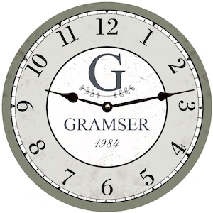Orologio da parete con monogramma personalizzato: nome di famiglia personalizzato, arredamento minimalista