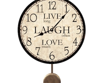 Op de afbeelding: Een zwart-witte slingeruurwerk met een crèmekleurige wijzerplaat. De wijzerplaat van de klok heeft zwarte Romeinse cijfers en de woorden "Live long, Laugh often, Love much".