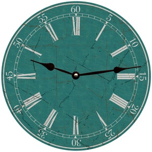 Può includere: Quadrante di orologio rotondo color teal con numeri romani e lancette nere. Il quadrante dell'orologio ha un aspetto usurato e vintage.