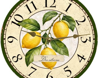 Può includere: Un orologio da parete rotondo con quadrante color crema, numeri romani neri e bordo verde scuro. Il centro presenta un'illustrazione botanica di tre limoni gialli su un ramo con il testo Des citrons stampato su un piccolo nastro.