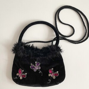 Kleine schwarze Samthandtasche, schwarze Damen Crossbody-Geldbeutel, Boho-Umhängetasche, kleine Abend-Partytasche, vegane Tasche, Geschenkidee für sie