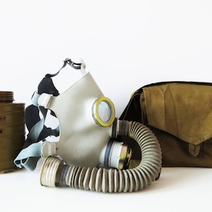 Vintage 60-tals Steampunk barngasmask med axelväska civil andningsskydd militära tillbehör tillverkade i Sovjetunionen sovjetisk arméväska karnevalmask