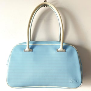 LACOSTE Damenhandtasche, kleine Sommersporttasche, hellblaue Einkaufstasche aus veganem Leder, Frauenschultertasche, Geschenkidee für sie