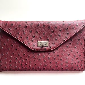 Clutch de piel vegana color burdeos, bolso de mano tipo sobre para mujer, monedero de piel sintética con estampado de reptil en color burdeos y rojo, bolso tipo cartera pequeño con cadena, idea de regalo
