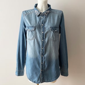 90s Vintage Embroidered Denim Shirt: Fitted Western Top, Size Medium