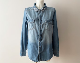90s Vintage Embroidered Denim Shirt: Fitted Western Top, Size Medium