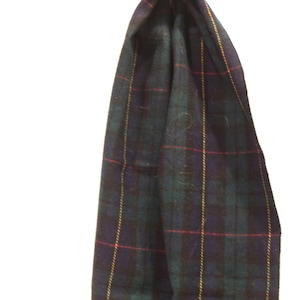 Bufanda de cuadros escoceses: original, azul marino, verde oscuro con hilos rojos y dorados entrelazados. 60&quot; x 9&quot;