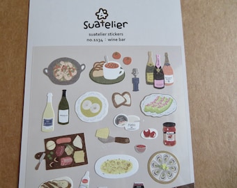 Puede incluir: Una hoja de pegatinas Suatelier con temática de bar de vinos. Las pegatinas representan varios alimentos y bebidas, incluyendo botellas de vino, botellas de champán, platos de comida y una tabla de embutidos. El texto "Suatelier stickers no.1134 wine bar" está impreso en la parte superior.