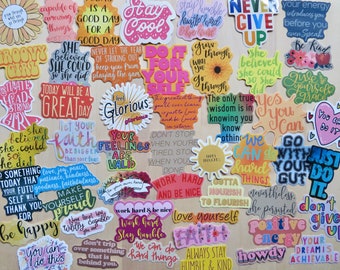 Puede incluir: Una colección de pegatinas coloridas, troqueladas, con varias frases y citas inspiradoras. Las pegatinas presentan una variedad de fuentes y diseños, incluyendo motivos florales y solares. Las frases incluyen "Do It For Yourself", "Be Kind" y "You Can Do It".