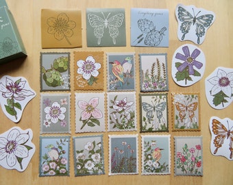 Puede incluir: Una colección de pegatinas decorativas con ilustraciones botánicas e insectos. Las pegatinas incluyen varios diseños florales, mariposas y pájaros, en una paleta de verdes apagados, marrones y rosas. Algunas pegatinas tienen un diseño de sello postal.