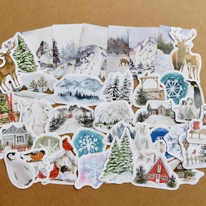 Puede incluir: Una colección de pegatinas con temática invernal con ilustraciones en acuarela. Las pegatinas representan paisajes nevados, montañas, cabañas, ciervos, pingüinos, pájaros y copos de nieve. La paleta de colores incluye tonos de azul, blanco, marrón y verde.