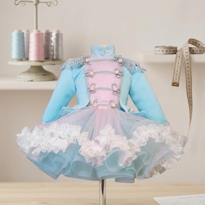 Nussknacker Kostüm Für Mädchen – Mit Kleid, Kopfbedeckung & Ärmeldekoration, Ideal Für Halloween & Weihnachten Nussknacker Kostüm Für Mädchen – Mit Kleid, Kopfbedeckung & Ärmeldekoration, Ideal Für Halloween & Weihnachten