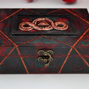 Caixa de madeira feita à mão com design de Ouroboros gravado em cobre. Caixa de armazenamento exclusiva para joias, lembranças e itens rituais.
