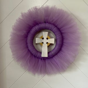 Lavendel Tüll Osterkranz, Kreuz Dekor, Frühlingskranz, Türkranz, religiöses Geschenk