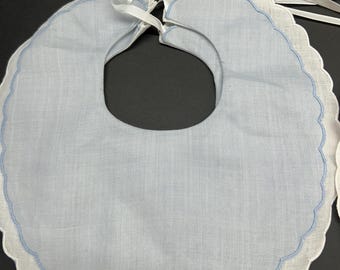 Babero para bebé, estilo reliquia, doble capa con bordes festoneados cosidos, capas azules sobre blancas.