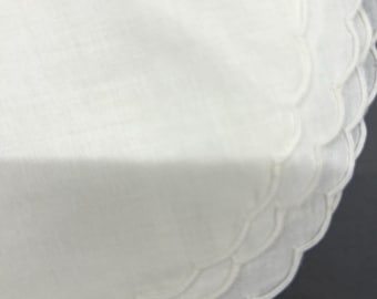 Babero para bebé, estilo reliquia, doble capa con bordes festoneados cosidos, capas blancas sobre blancas.