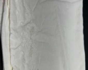 Conjunto de duas fronhas vintage de linho com estampa de bolinhas suíças brancas sobre fundo branco e laço bordado.