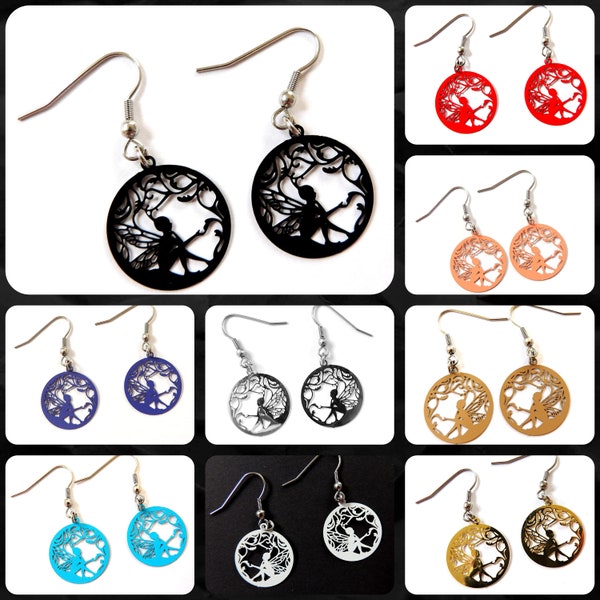 Boucles d'oreilles fée, pendentif estampe rond avec fée assise - 9 Couleurs aux choix