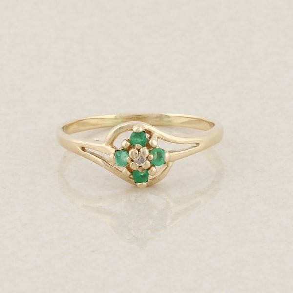 10k Yellow Gold Natural Emerald & Diamond Flower Ring Size 7 3/4