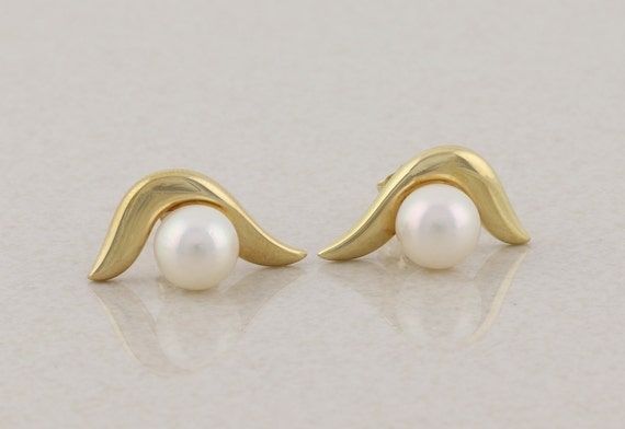 Freshwater Pearls in Love Knot Stud in 14k Yellow Gold Post Earrings Posts  Knot For Sale at 1stDibs | love knot pearl earrings, nautilus pearl knot,  pearl love knot earrings