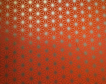 Papel de origami, papel chiyogami, papel yuzen, papel washi. Estrellas geométricas doradas sobre fondo naranja.