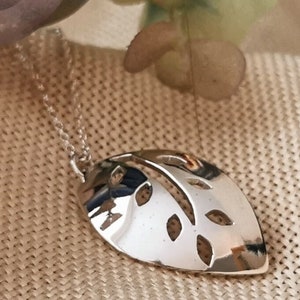Kleiner Blatt Anhänger an einer offenen Gliederkette aus Sterling Silber