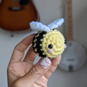 Crocheted bee