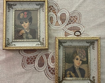 Vintage Set 2 gerahmte ausgefallene frühe 1900er Damen verzierte Rahmen mit goldenen Perlkappen