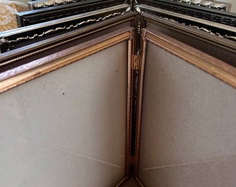 Marcos de metal dobles vintage y antiguos 8x10 con bisagras de mesa plegable o colgante de pared de metal de latón dorado en relieve