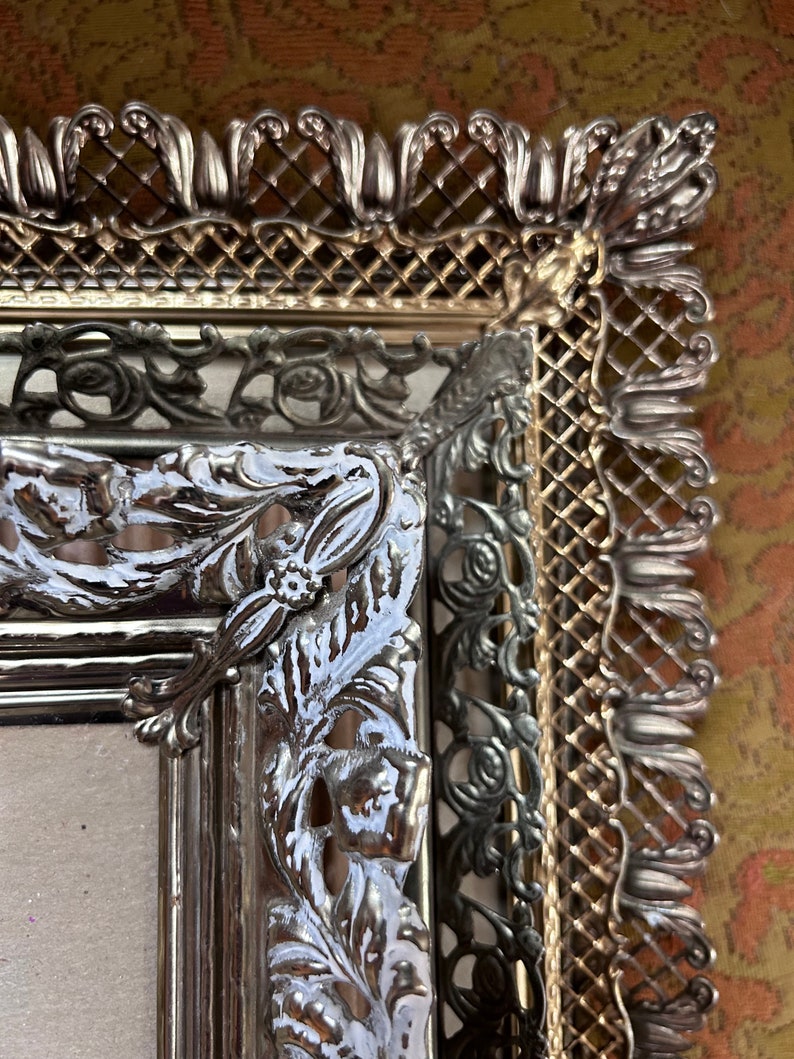 8x10 5x7 Gold Messing Farbe Metall Vintage Rahmen Filigree Gitter Arbeit Eckkappen Offenes Muster Staffelei Rückseite Tischplatte Wandbehang Bild 2