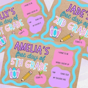 Może przedstawiać: Trzy tablice powrotu do szkoły z tekstem "Lilly's first day of 1st grade", "Jade's first day of 2nd grade" i "Amelia's first day of 5th grade". Każda tablica ma tło z papieru pakowego z kolorowymi ilustracjami kredek, ołówków i jabłek.