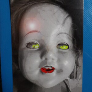 Cartolina inquietante serie limitata "Broken Babies" Card #4 Bambola posseduta, Tanya