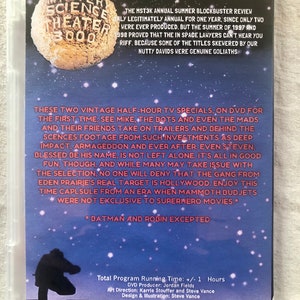 以下が含まれることがあります： ミステリー・サイエンス・シアター3000のDVDケース。青と白の星がついた月の画像が描かれている。ケースのテキストには「ミステリー・サイエンス・シアター3000」と「The MST3K Annual Summer Blockbuster Review」と書かれている。