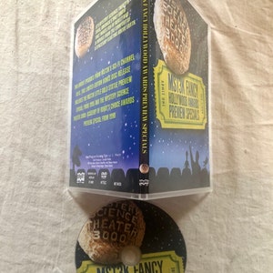 K&ouml;nnte beinhalten: Ein DVD-Geh&auml;use mit blauem Hintergrund und einem Bild eines Raumschiffs. Das Geh&auml;use ist f&uuml;r eine Sammlung von Mystery Science Theater 3000-Episoden namens "MST3K Fancy Hollywood Awards Preview Specials".