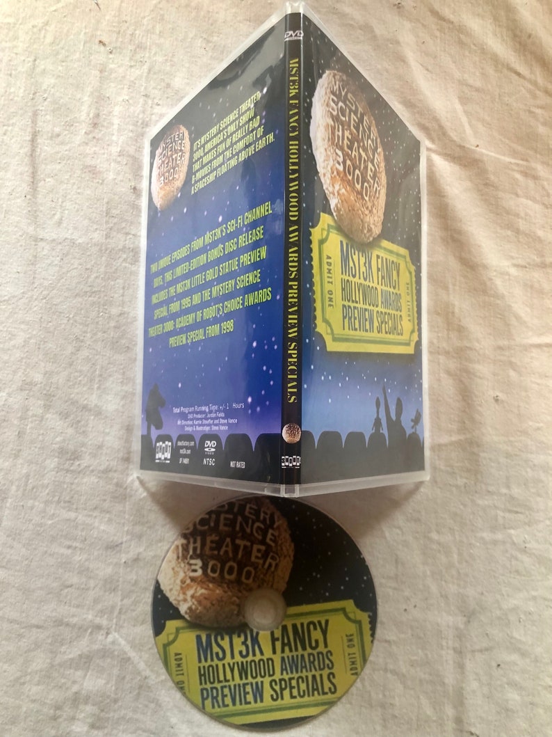 K&ouml;nnte beinhalten: Ein DVD-Geh&auml;use mit blauem Hintergrund und einem Bild eines Raumschiffs. Das Geh&auml;use ist f&uuml;r eine Sammlung von Mystery Science Theater 3000-Episoden namens "MST3K Fancy Hollywood Awards Preview Specials".