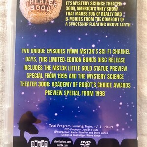 K&ouml;nnte beinhalten: DVD-H&uuml;lle f&uuml;r Mystery Science Theater 3000 mit blauem Hintergrund, einem wei&szlig;en Raumschiff und Sternen. Die H&uuml;lle enth&auml;lt den Text "Mystery Science Theater 3000" und "Es ist Mystery Science Theater 3000, die einzige amerikanische Show, die sich &uuml;ber wirklich schlechte B-Filme lustig macht, aus dem Komfort eines Raumschiffs, das &uuml;ber der Erde schwebt." Die H&uuml;lle enth&auml;lt auch den Text "Zwei einzigartige Episoden aus MST3Ks Sci-Fi-Kanal Days, diese limitierte Bonus-Disc-Ver&ouml;ffentlichung enth&auml;lt die Vorschau der kleinen goldenen MST3K-Statue aus dem Jahr 1995 und die Vorschau-Spezialausgabe der Robot's Choice Awards von Mystery Science Theater 3000 aus dem Jahr 1998."