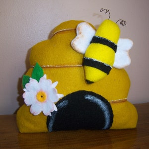 E-PATTERN-Primitive Folk Art Summer Bee Hive Shelf Sitter Doll Wreath Attachment Sewing INSTANT DOWNLOAD Pattern