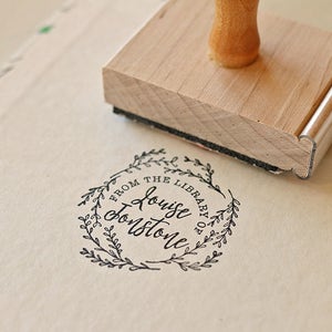 Bibliothek Stempel, Individueller Stempel, Ex LIbris, Buch Stempel, Geschenk für Sie, personalisiertes Geschenk, Lehrer Geschenk, Jubiläumsgeschenk, Buchliebhaber, Holz, Stempel