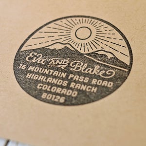 Timbro di ritorno "Mountain", timbro in gomma rustico per matrimonio, timbro in gomma personalizzato, timbro per inviti di matrimonio, timbro circolare, regalo personalizzato