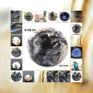 Puede incluir: Primer plano de un cabujón redondo de ágata blanco y negro con patrones de remolino. El cabujón mide 18,4 mm de diámetro. E150 C4.