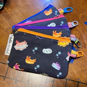 Monedero con forma de nudibranquio y babosas marinas, llavero