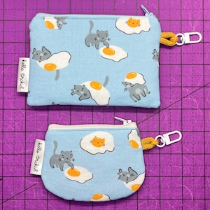 Monedero y llavero con diseño de gatos y huevos