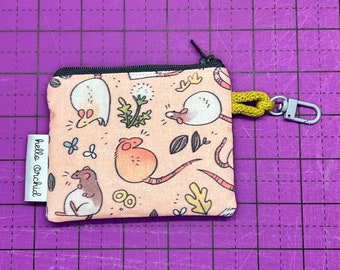 Cartera para tarjetas y llavero con diseño de ratas y plantas medicinales.