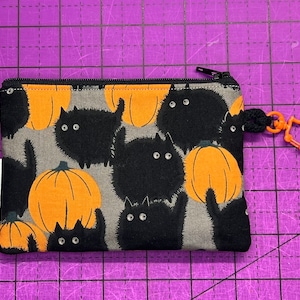 Monedero con llavero y diseño de gatos y calabazas de Halloween